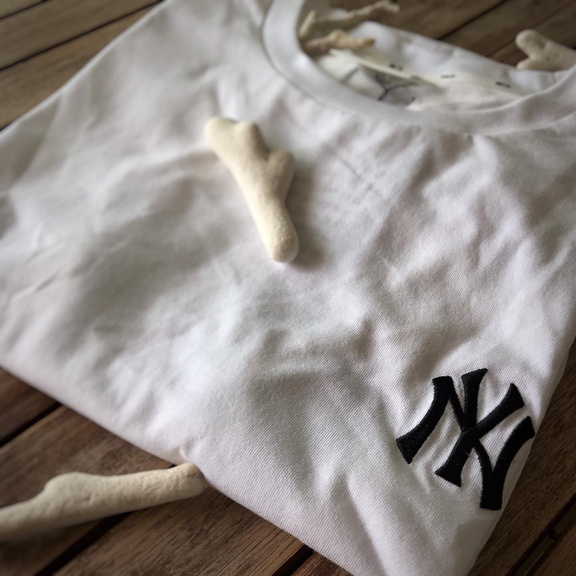 a white t-shirt with the New York Yankees logo on it.